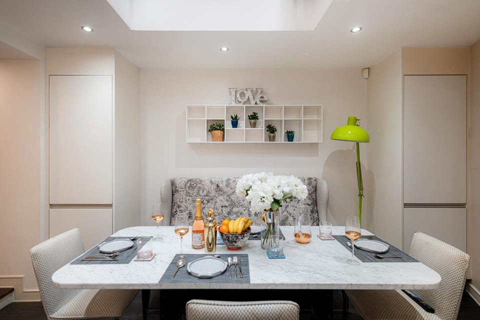 Living room, Food and drinks, Seating area, Dining area, Food