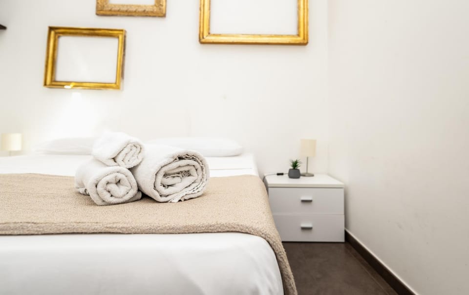 Bed, Photo of the whole room, Bedroom, towels