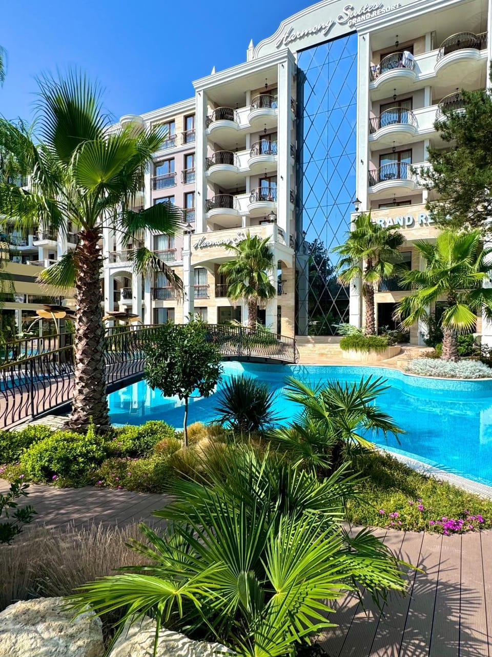 Property building, Restaurant/places to eat, Swimming pool