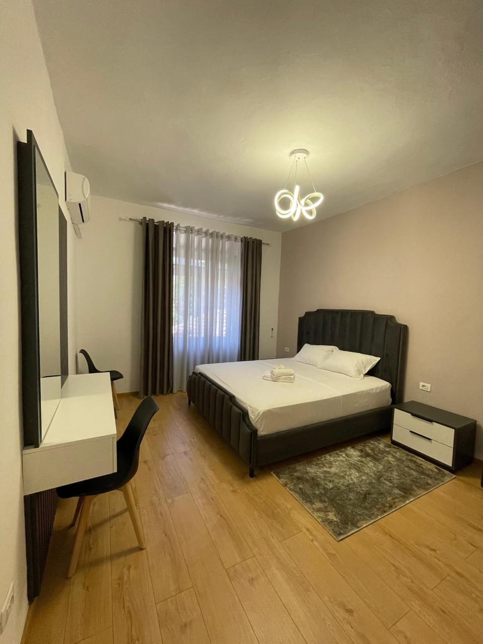 Photo of the whole room, Bedroom, air conditioner
