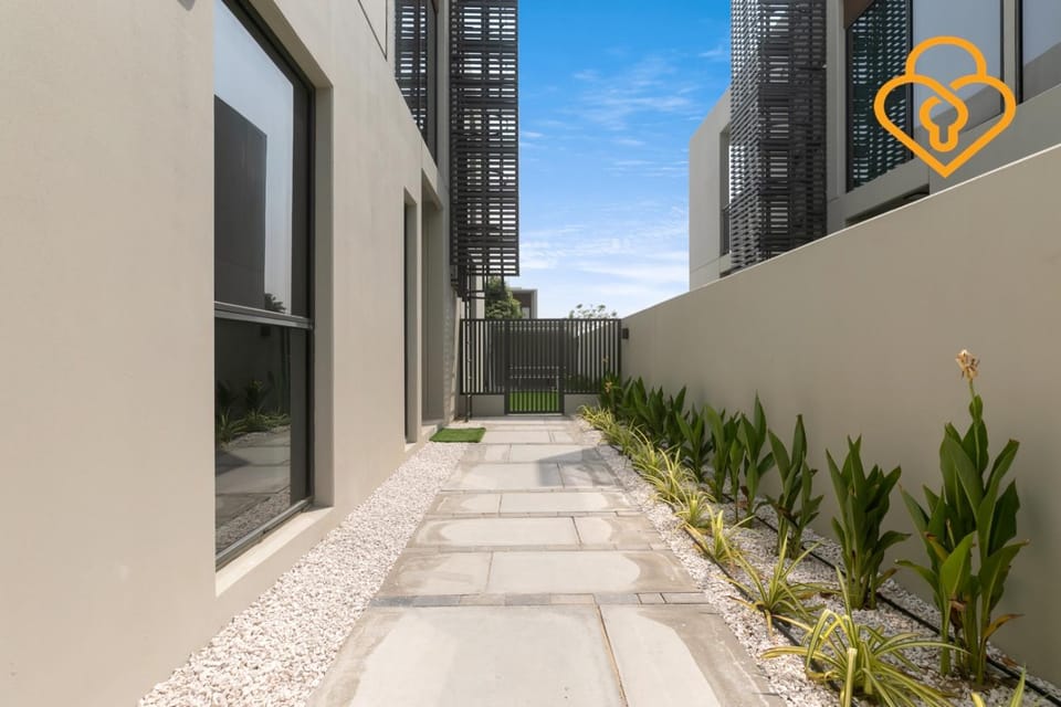Keysplease 4BR Villa walking to pool, Cherrywoods Family Community Villa in Dubai