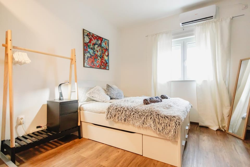 Bed, Photo of the whole room, towels, air conditioner