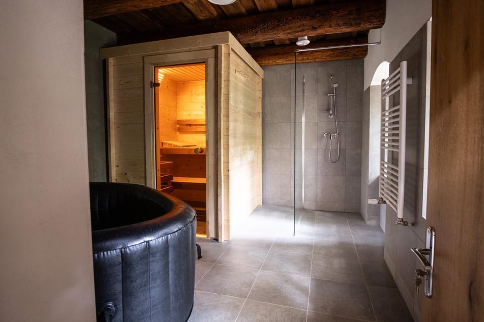 Hot Tub, Sauna