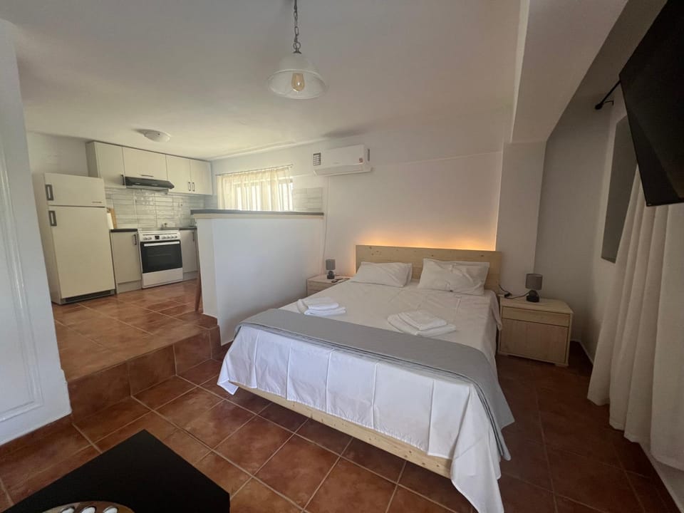 Bed, TV and multimedia, Bedroom