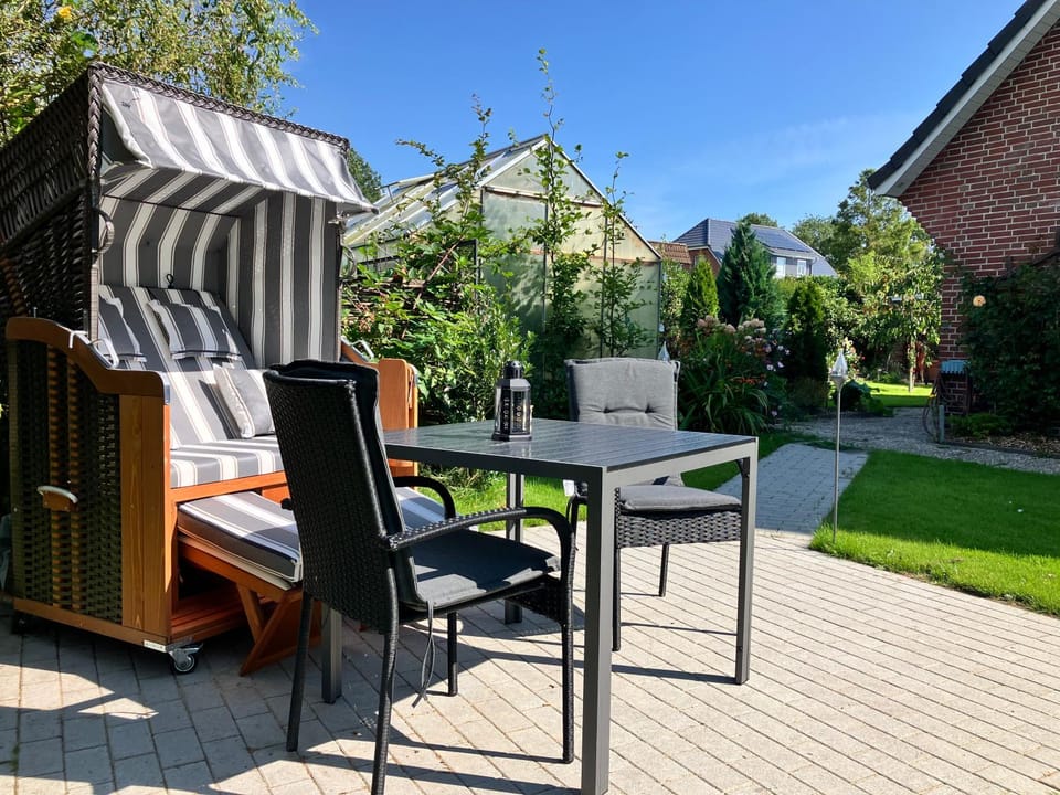 Garden, Seating area, Garden view, sunbed