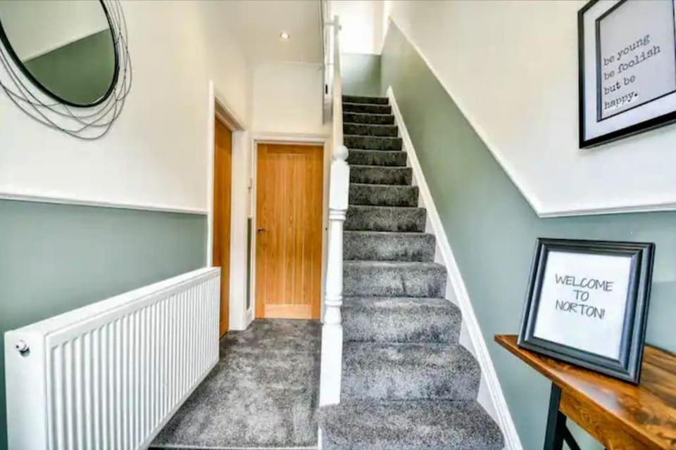 Benson House 4 Bedrooms Workstays UK House in England