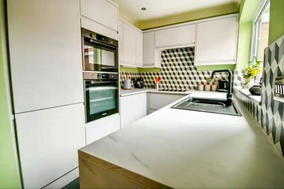 Benson House 4 Bedrooms Workstays UK House in England