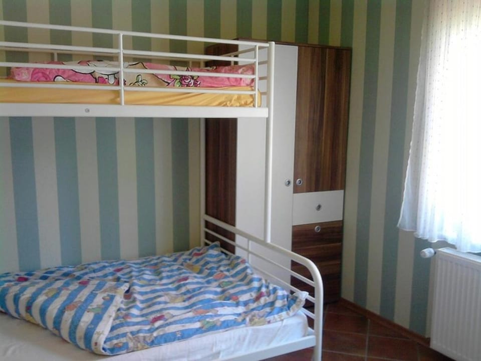 Bed, Photo of the whole room, bunk bed