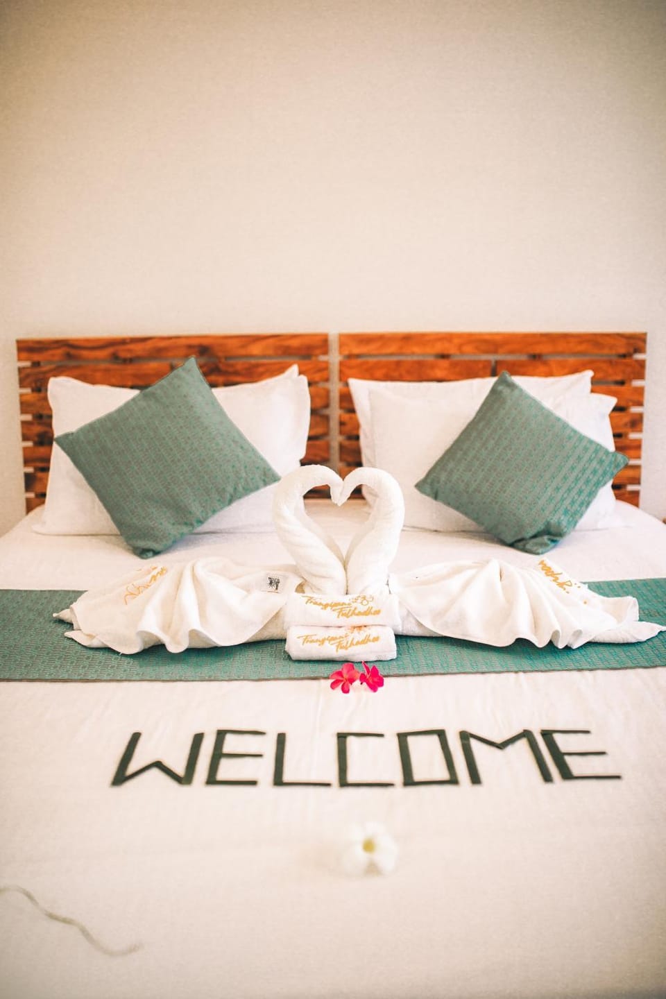 Bed, Bedroom, towels