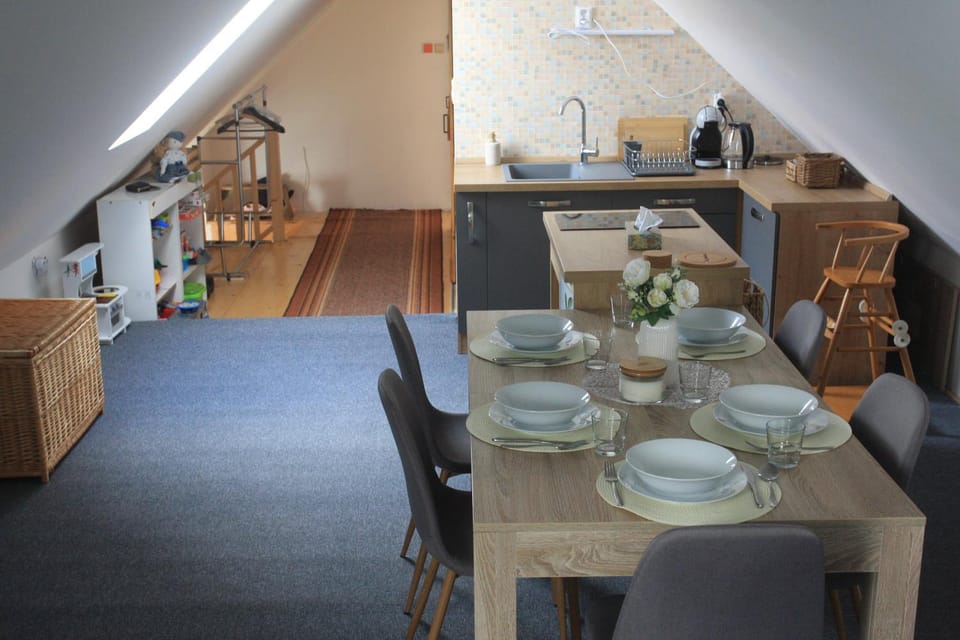 Kitchen or kitchenette, Dining area