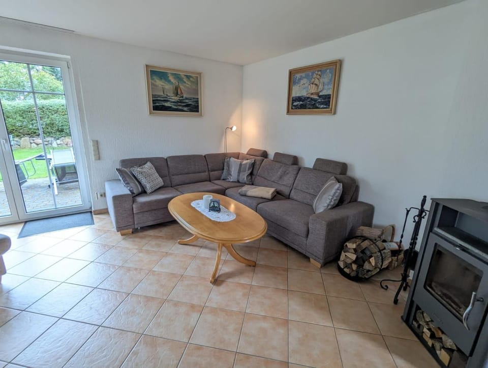 Living room, Seating area, oven