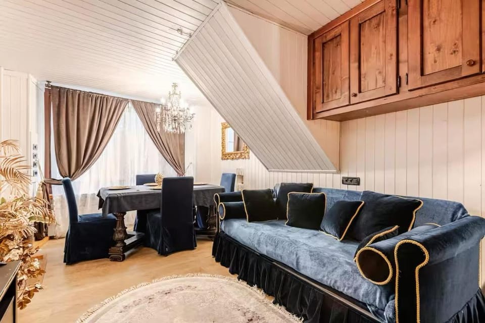 Bed, Living room, Photo of the whole room, Seating area