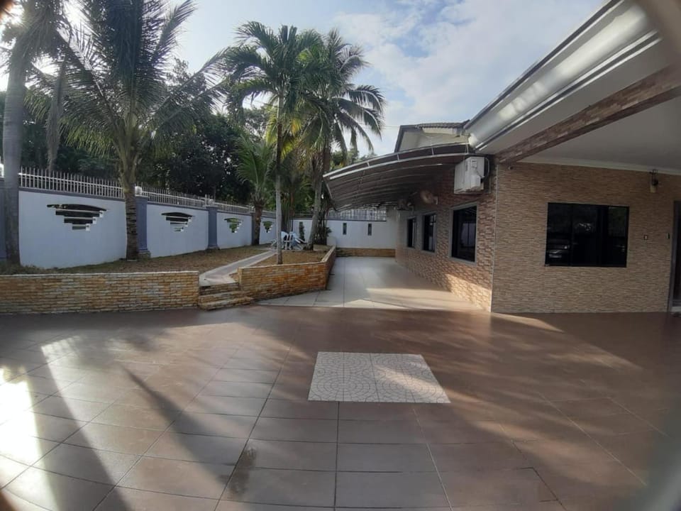 The Crown Homestay House in Johor Bahru