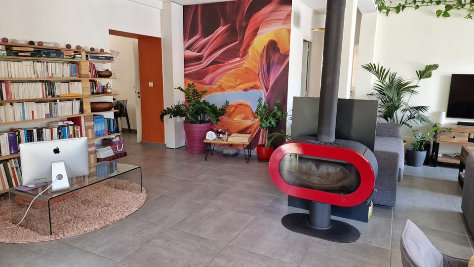 Communal lounge/ TV room, Library