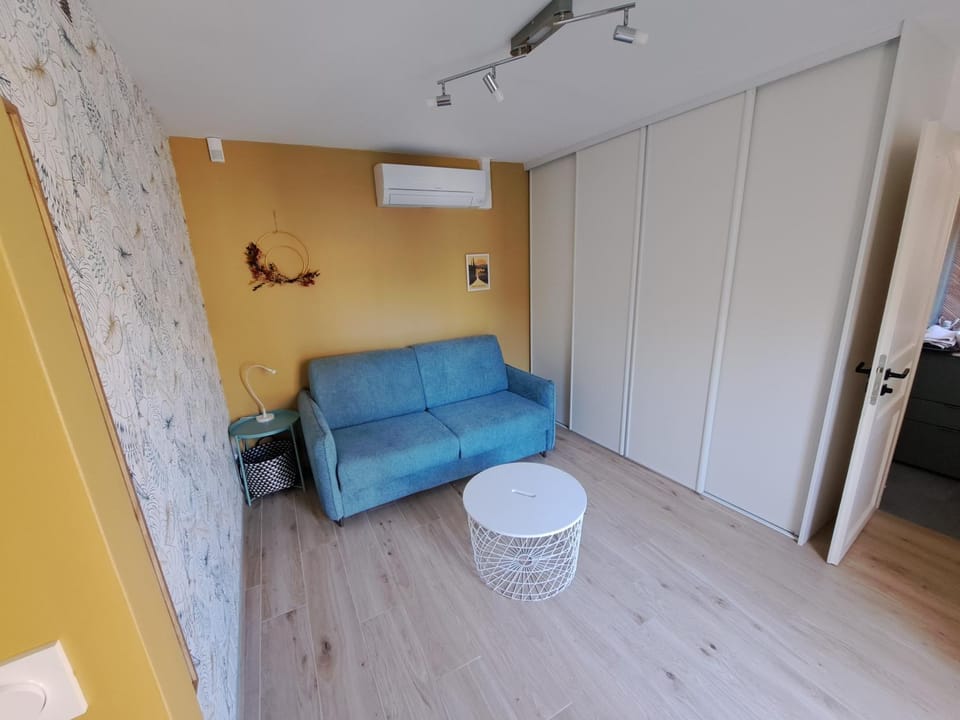 Photo of the whole room, air conditioner