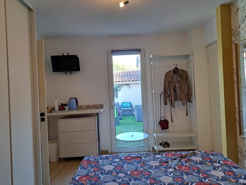 Bed, TV and multimedia, Bedroom, wardrobe