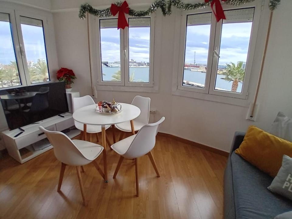 Communal lounge/ TV room, Natural landscape, TV and multimedia, Dining area, Sea view