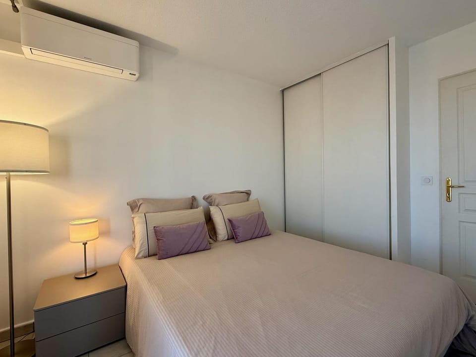 Bed, Bedroom, air conditioner