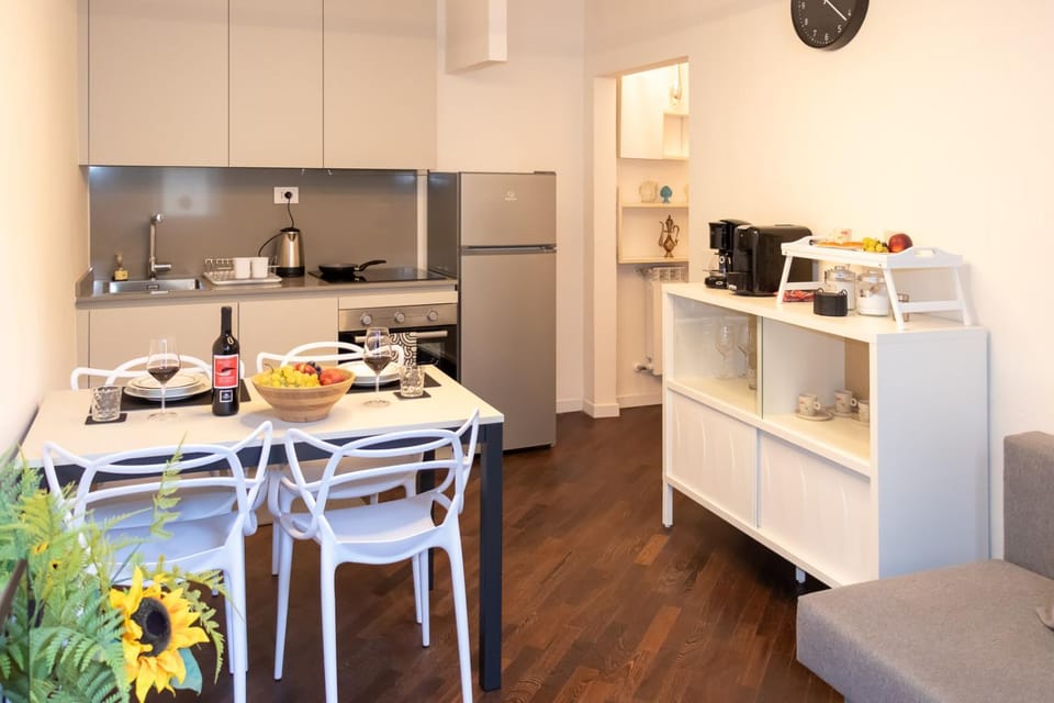 Coffee/tea facilities, Kitchen or kitchenette, Food and drinks, Dining area, oven, stove