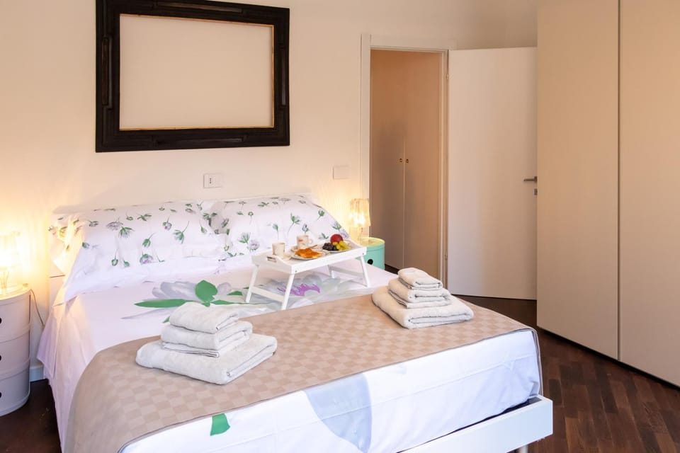 Photo of the whole room, Bedroom, wardrobe