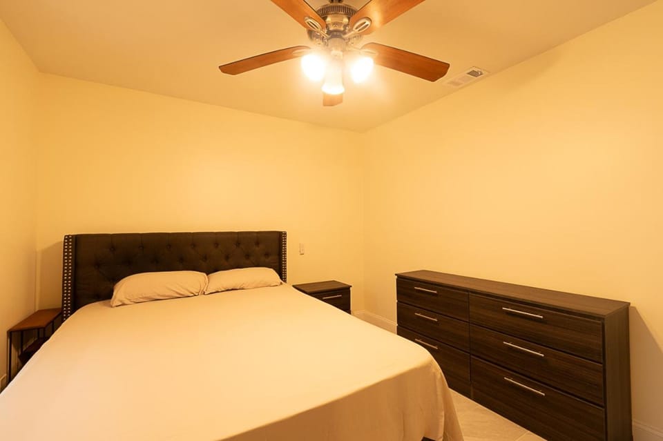 Bed, Photo of the whole room, Bedroom, air conditioner