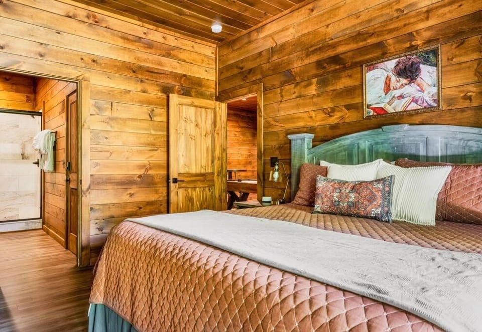 Modern Cabin with King Beds, Fire pit, Hot tub & 5 miles to Dollwd Cabin in Sevierville
