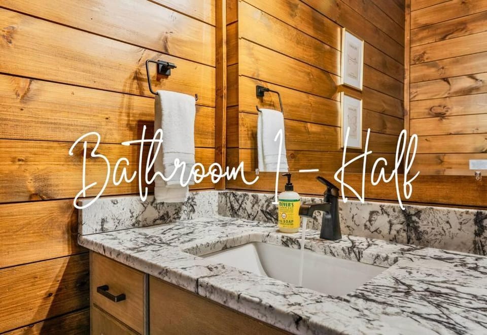 Modern Cabin with King Beds, Fire pit, Hot tub & 5 miles to Dollwd Cabin in Sevierville