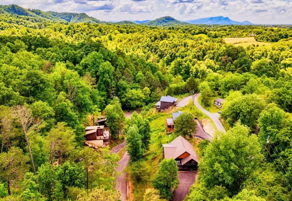 Modern Cabin with King Beds, Fire pit, Hot tub & 5 miles to Dollwd Cabin in Sevierville