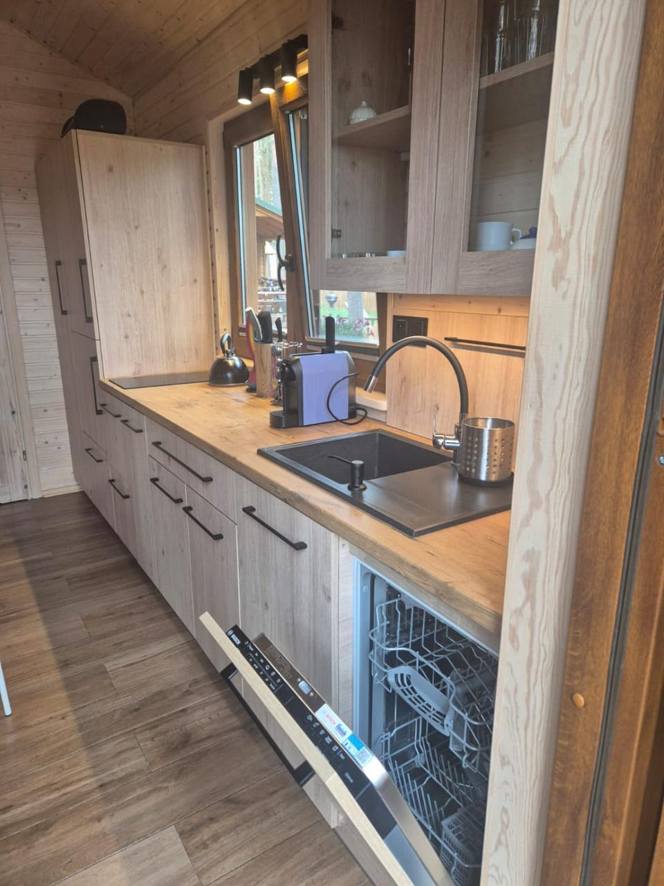 Kitchen or kitchenette, dishwasher, stove