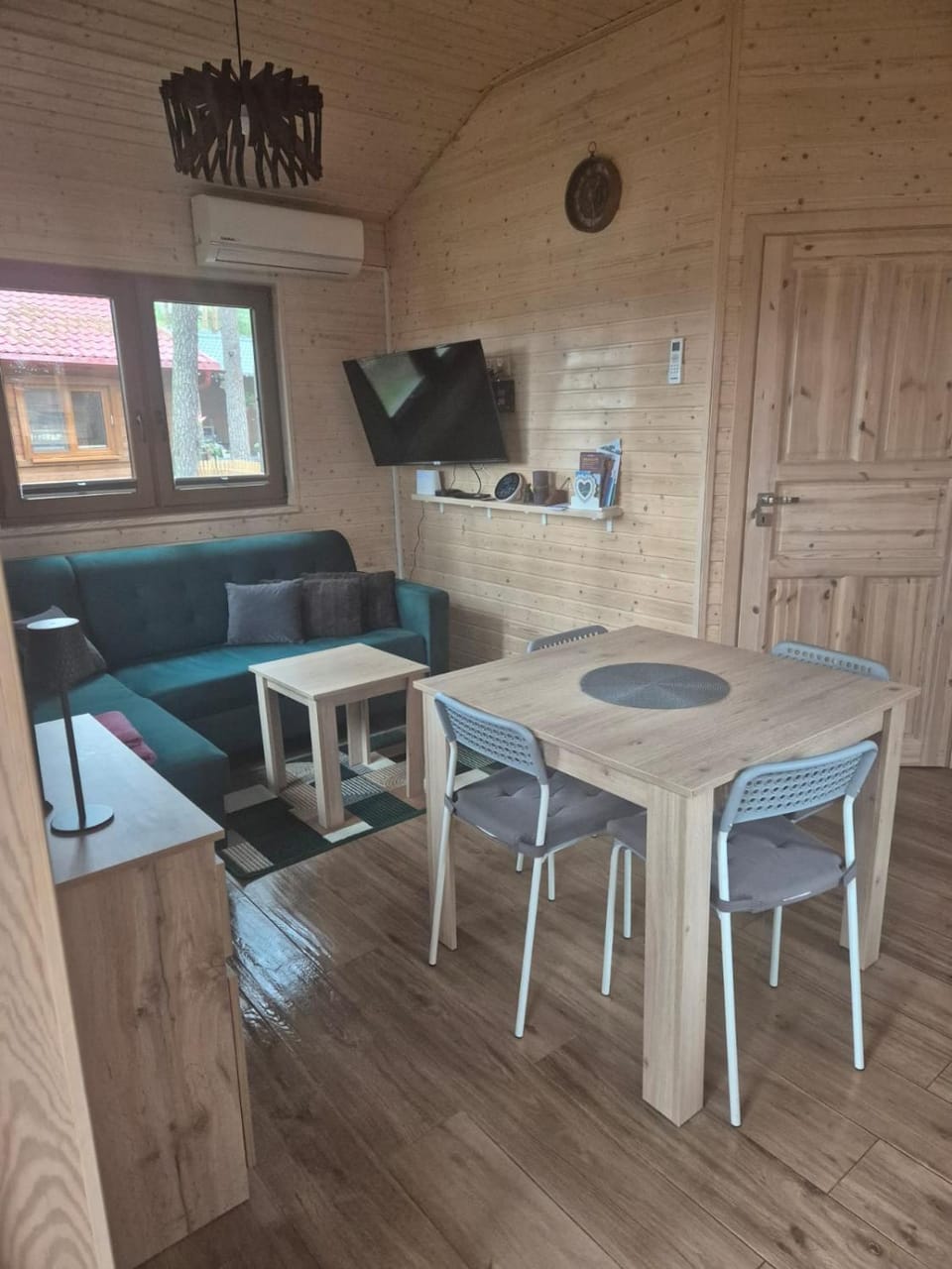 TV and multimedia, Kitchen or kitchenette, Living room, Seating area, Dining area