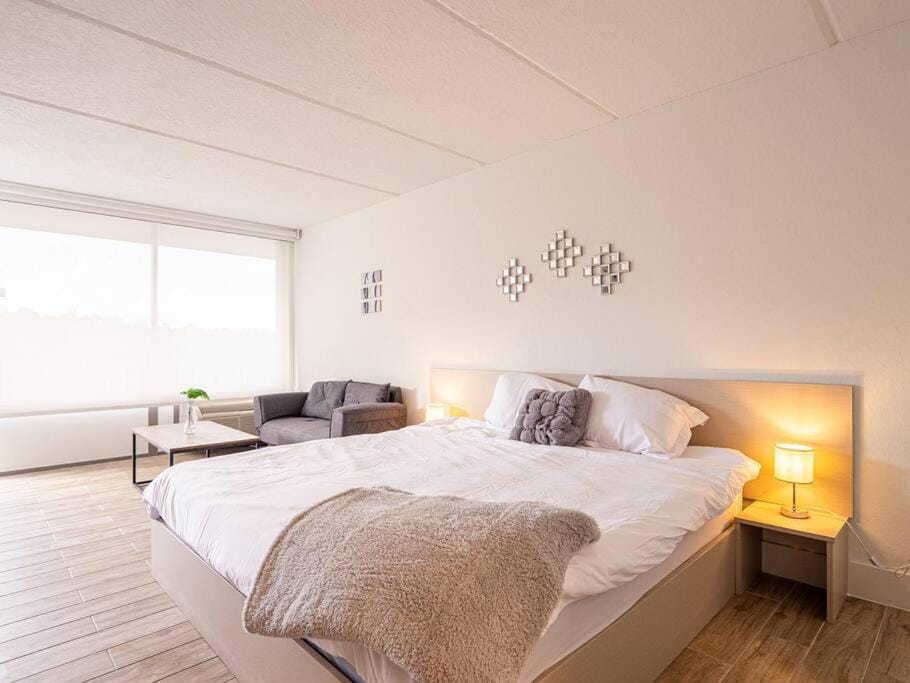 Bed, Photo of the whole room, Seating area, Bedroom
