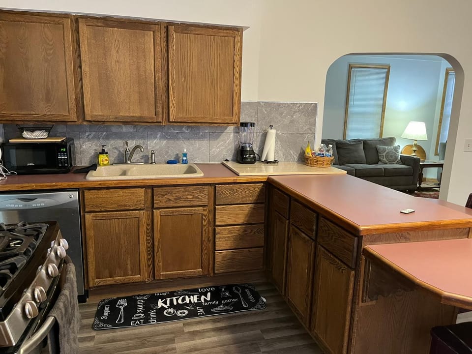 Kitchen or kitchenette, dishwasher, oven