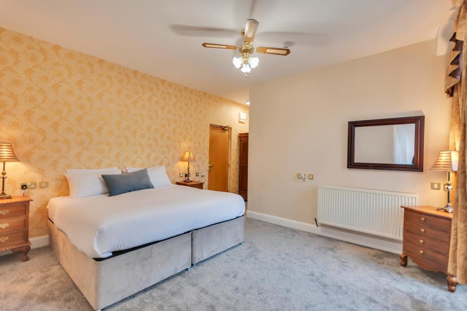 Photo of the whole room, Bedroom, wardrobe