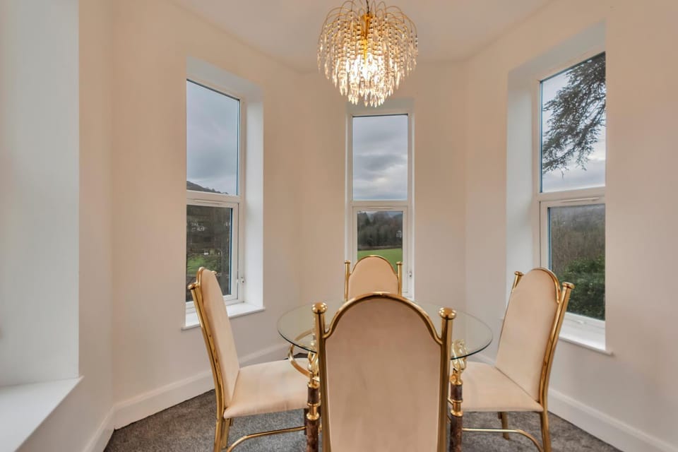 Seating area, Dining area