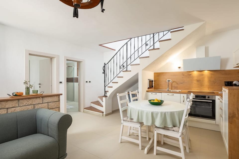 Kitchen or kitchenette, Seating area