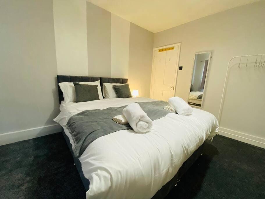 Bed, Photo of the whole room, Bedroom, towels