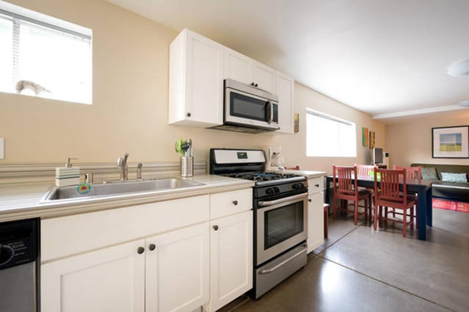 Coffee/tea facilities, Living room, Seating area, Dining area, dishwasher, internet, microwave, oven, stove, kitchen