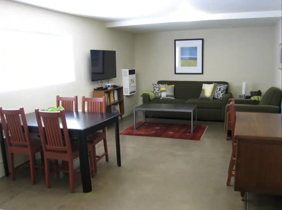 TV and multimedia, Living room, Seating area, Dining area