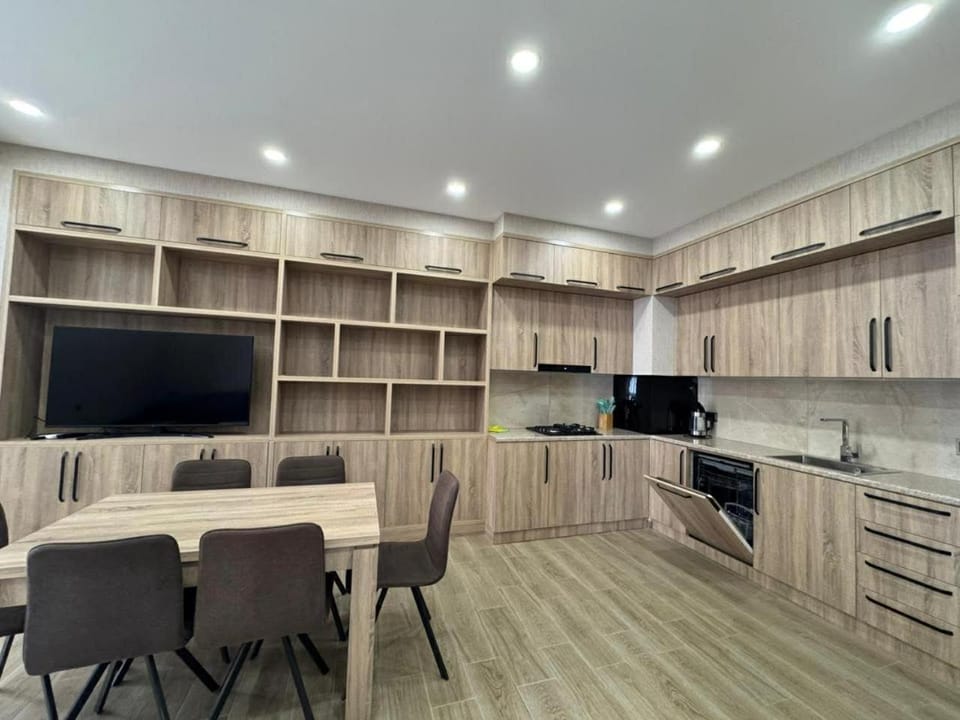 Kitchen or kitchenette, Dining area, oven, stove