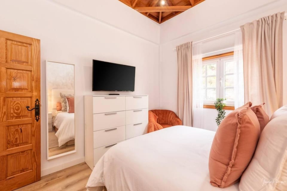 Bed, TV and multimedia, Photo of the whole room, Bedroom