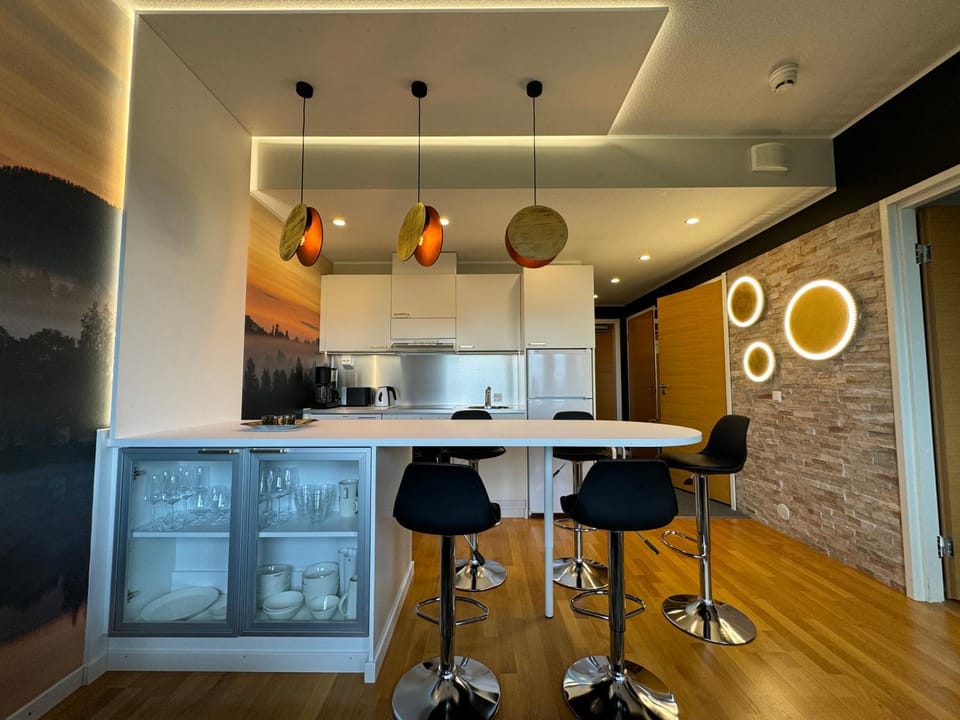 Kitchen or kitchenette, Dining area