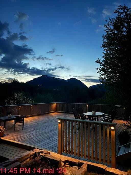 Natural landscape, View (from property/room), Balcony/Terrace, Dining area, Mountain view