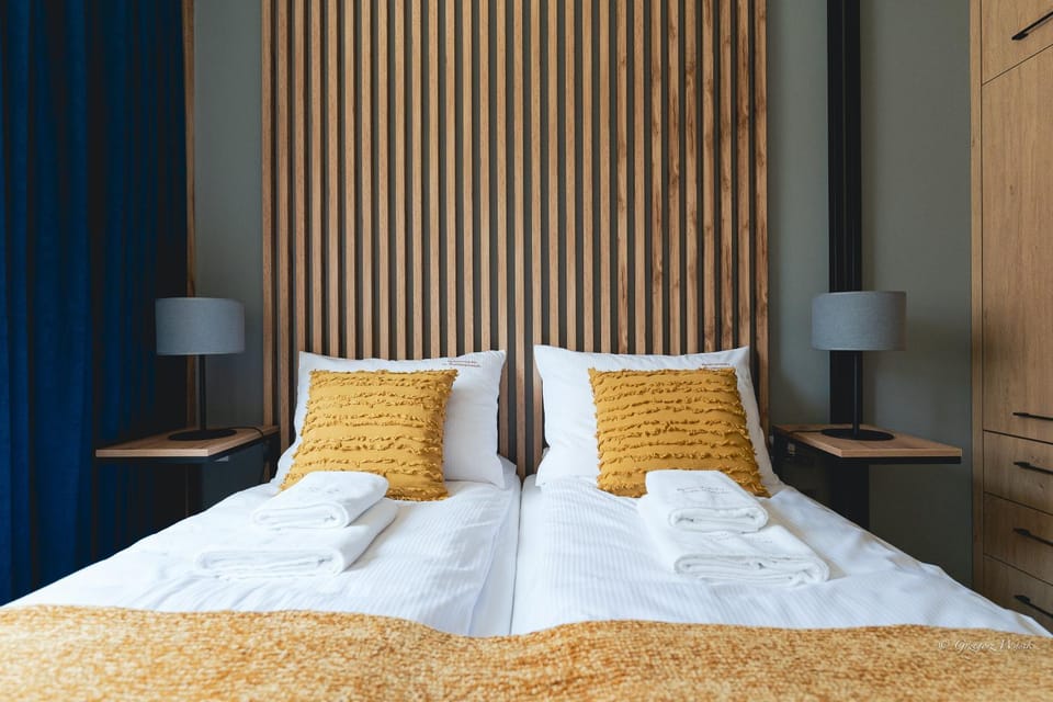 Bed, Bedroom, towels