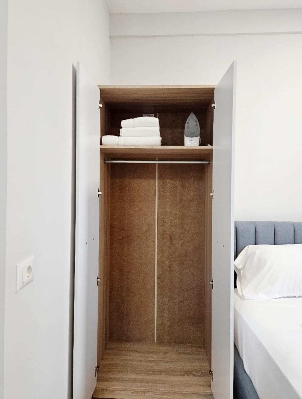 towels, wardrobe