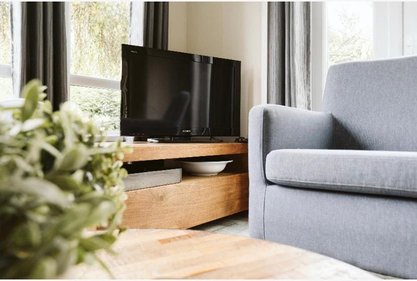 Mooi chalet in havenplaatsje op fietsafstand van het strand bij Ouddorp Campground/ 
RV Resort in South Holland (province)