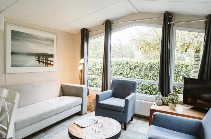 Mooi chalet in havenplaatsje op fietsafstand van het strand bij Ouddorp Campground/ 
RV Resort in South Holland (province)