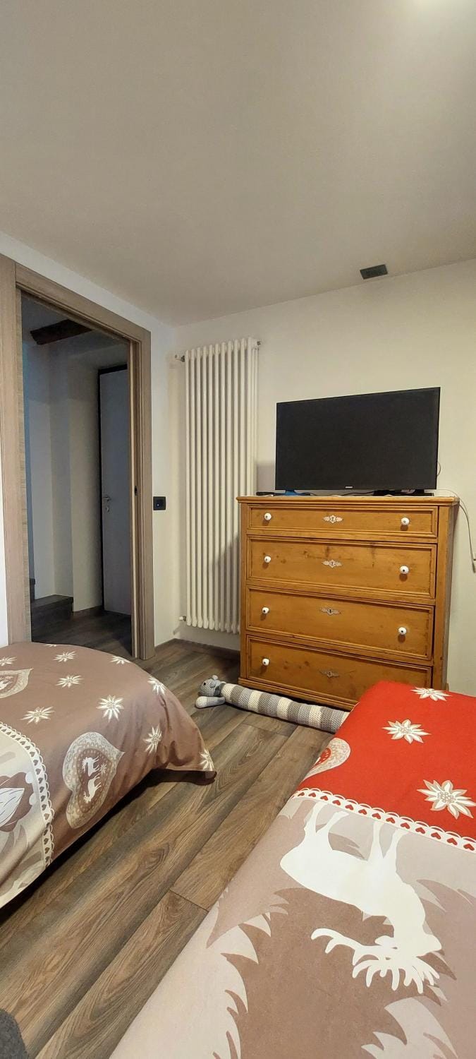 Bed, TV and multimedia, Photo of the whole room, Evening entertainment, Bedroom