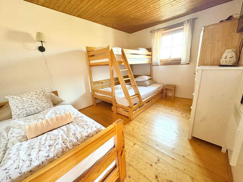 Bed, Photo of the whole room, bunk bed