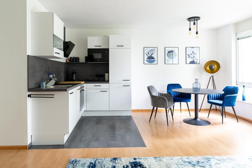 Coffee/tea facilities, Kitchen or kitchenette, Seating area, Dining area, dishwasher, microwave, oven, stove