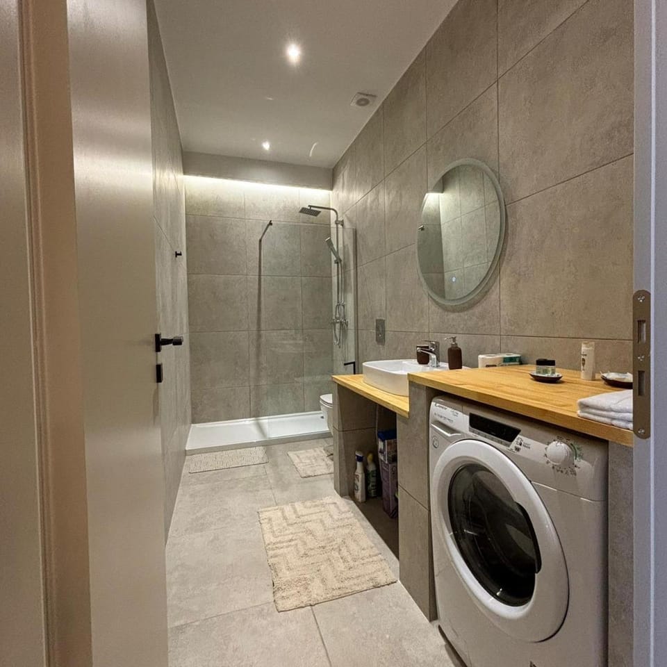 Shower, towels, washing machine